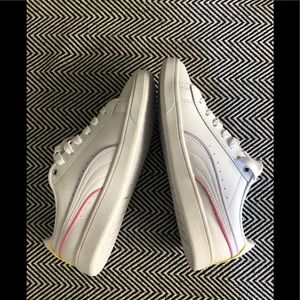 BNWT PUMA Vikky soft Foam sneaker size 6!